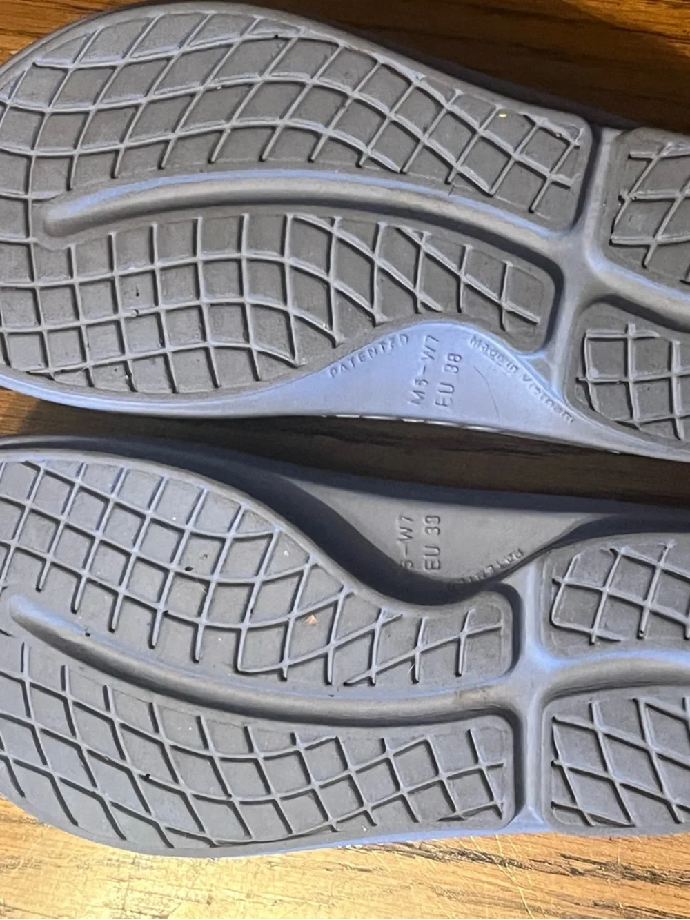 OOFOS light blue recovery flip flops - Picture 3 of 3